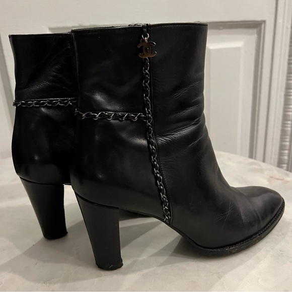 Chanel black leather booties with silver chain size 40 - Picture 6 of 11